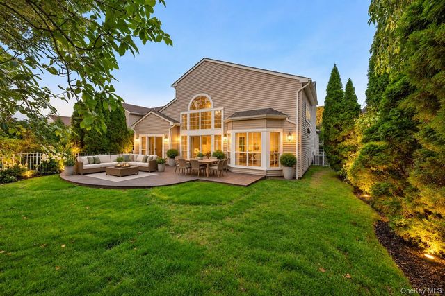 32 Hamlet Drive, Hauppauge, NY 11788