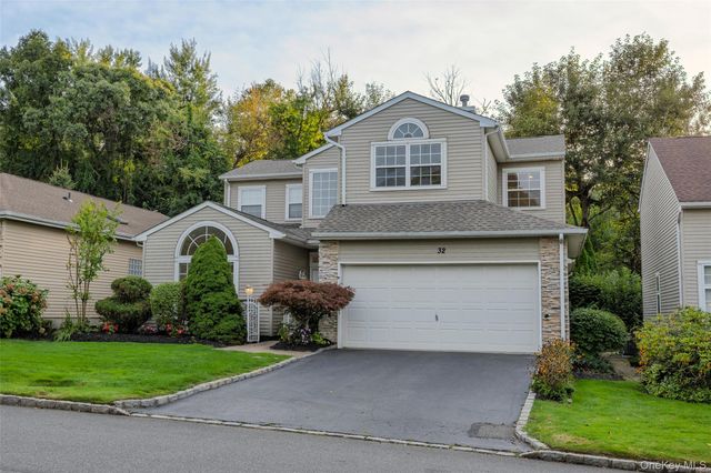 32 Hamlet Drive, Hauppauge, NY 11788