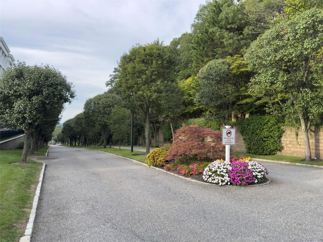 32 Hamlet Drive, Hauppauge, NY 11788