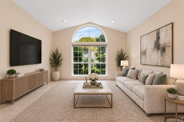 32 Hamlet Drive, Hauppauge, NY 11788