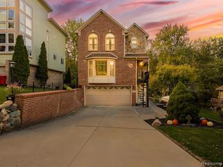 5570 Wildrose Avenue, West Bloomfield, MI 48322