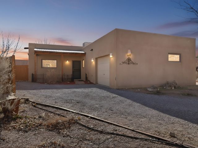 7618 Mesa Del Oro Lane, Santa Fe, NM 87507