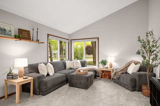 1440 Granada Avenue N, Oakdale, MN 55128