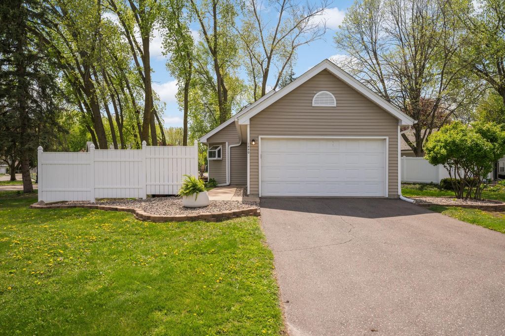 1440 Granada Avenue N, Oakdale, MN 55128