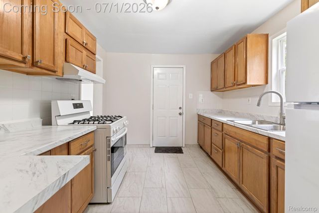 551 Nebraska Avenue, Pontiac, MI 48341
