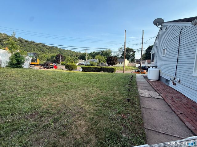 17 Navarro Road, East Haven, CT 06512