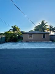 124 SE 2nd Ter, Hallandale Beach, FL 33009
