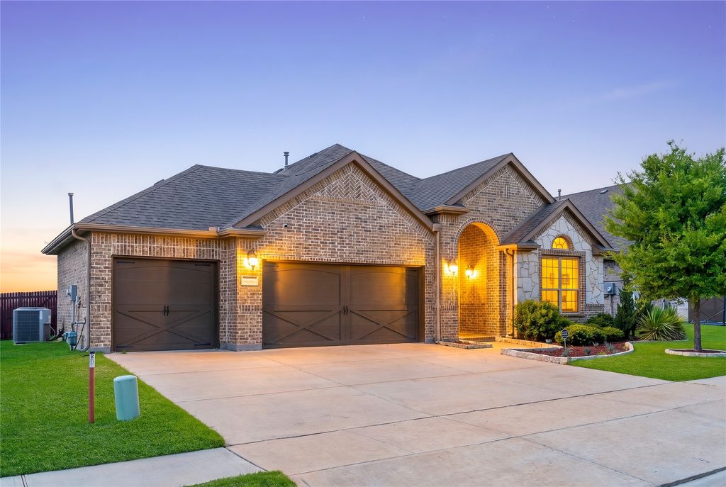 1303 Axis Deer Road, Arlington, TX 76002