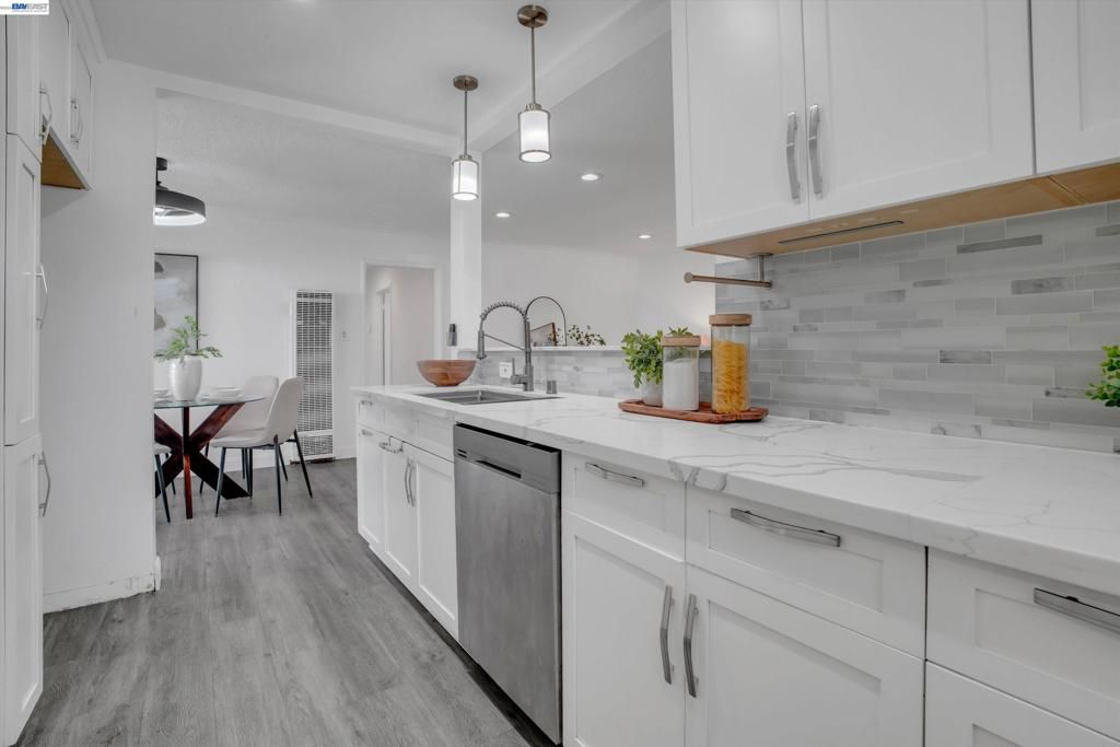 Image 11 of property listing at 26338 Hickory Ave, Hayward, CA 94544