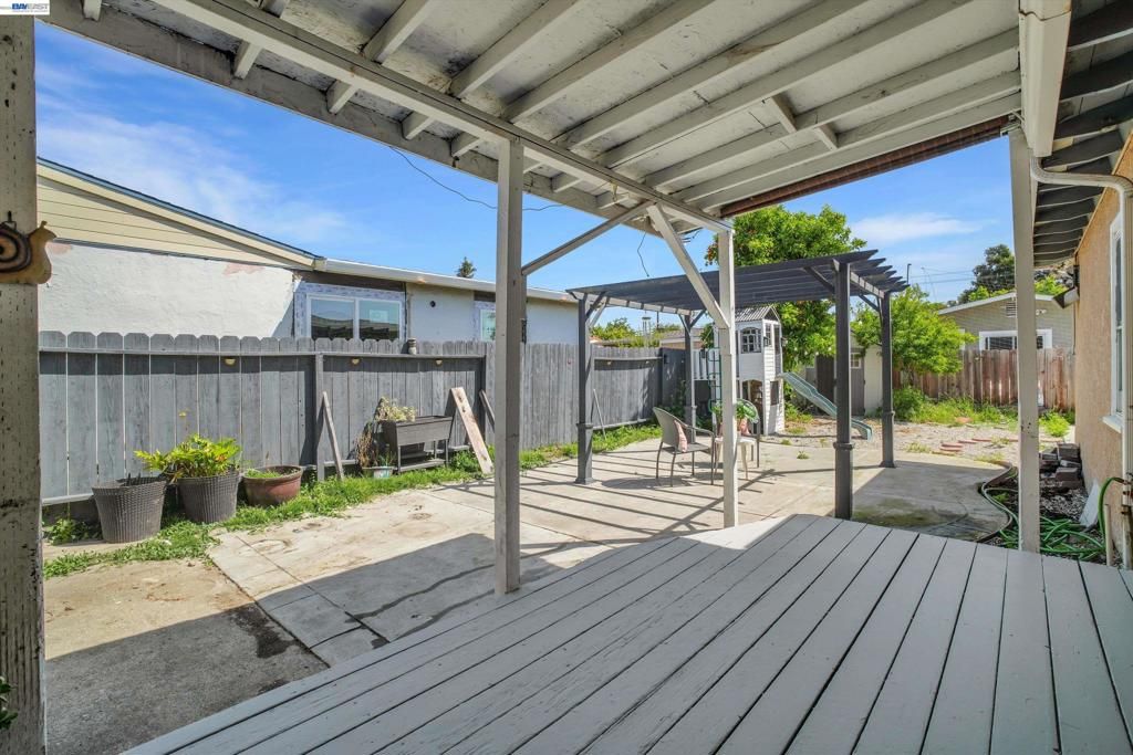 Image 23 of property listing at 26338 Hickory Ave, Hayward, CA 94544