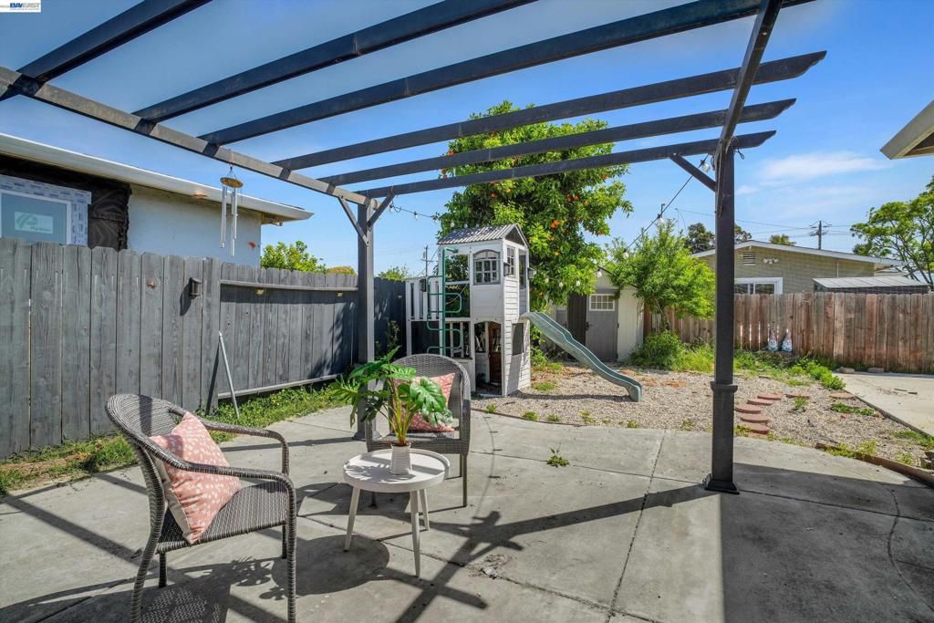 Image 25 of property listing at 26338 Hickory Ave, Hayward, CA 94544