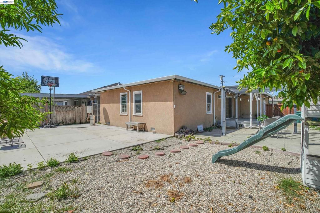 Image 28 of property listing at 26338 Hickory Ave, Hayward, CA 94544
