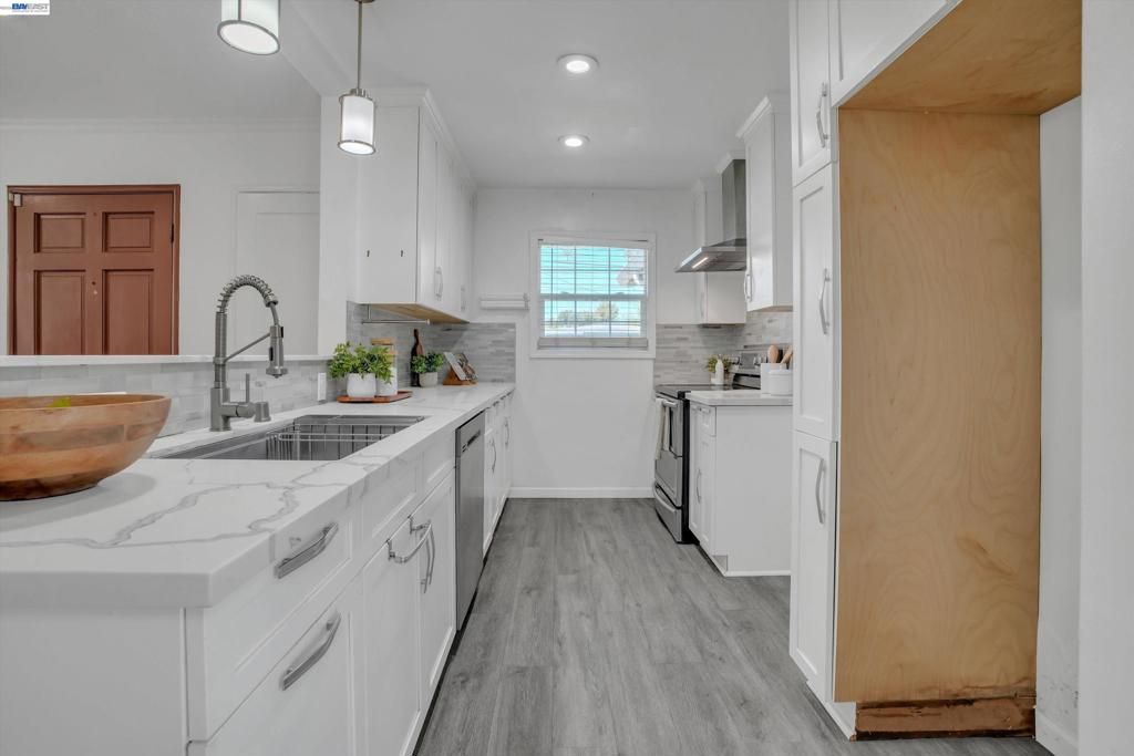 Image 8 of property listing at 26338 Hickory Ave, Hayward, CA 94544