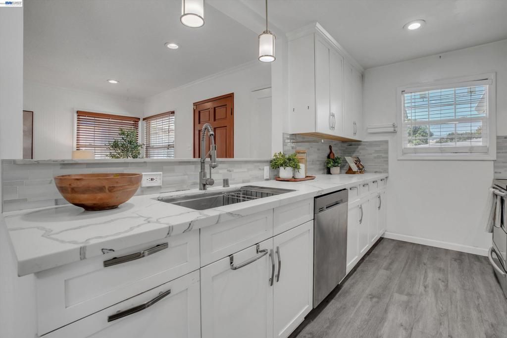 Image 9 of property listing at 26338 Hickory Ave, Hayward, CA 94544