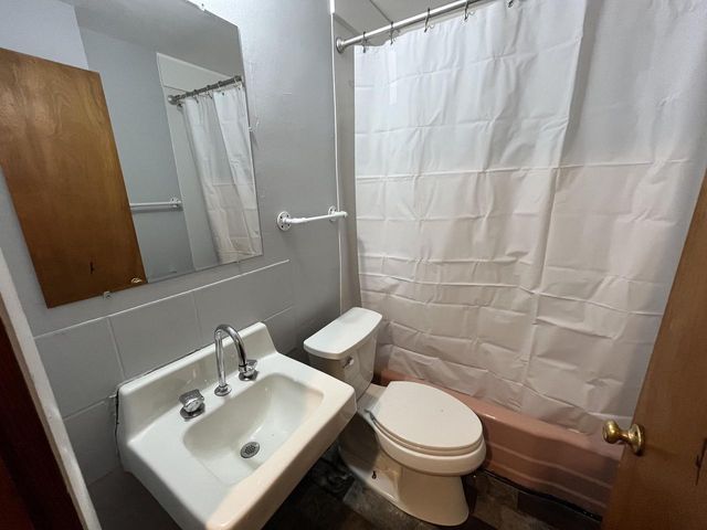 909 College AVENUE, Racine, WI 53403