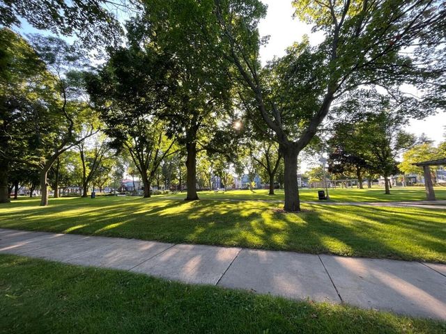 909 College AVENUE, Racine, WI 53403