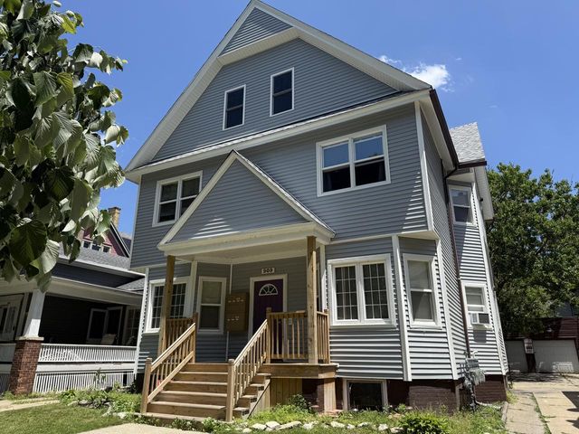 909 College AVENUE, Racine, WI 53403