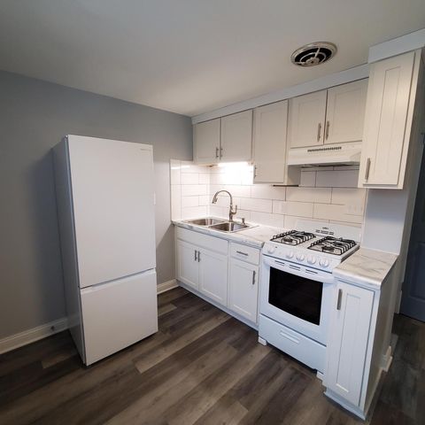 909 College AVENUE, Racine, WI 53403