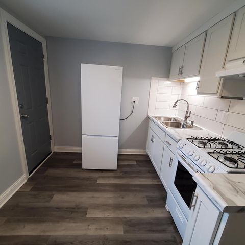 909 College AVENUE, Racine, WI 53403