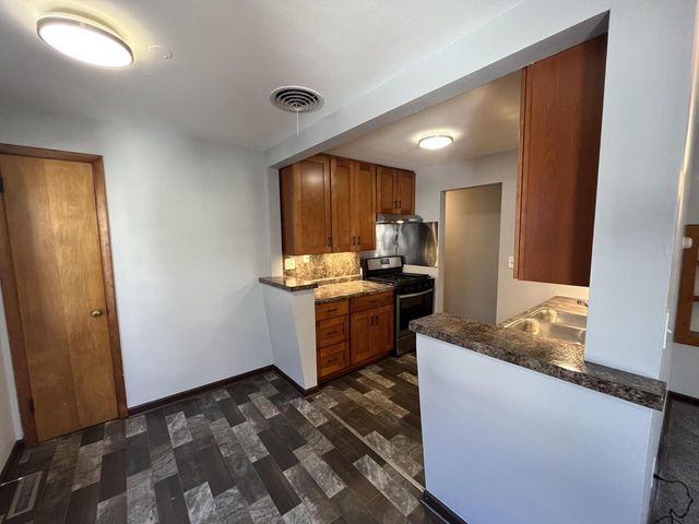 909 College AVENUE, Racine, WI 53403