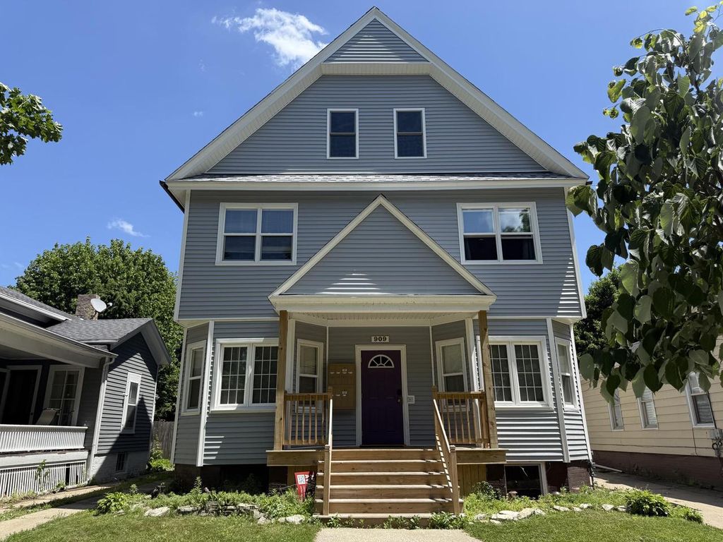 909 College AVENUE, Racine, WI 53403