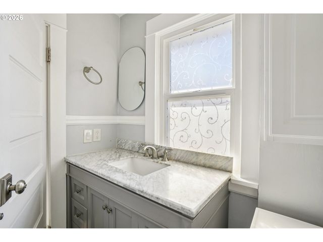 2451 Se YAMHILL St, Portland, OR 97214