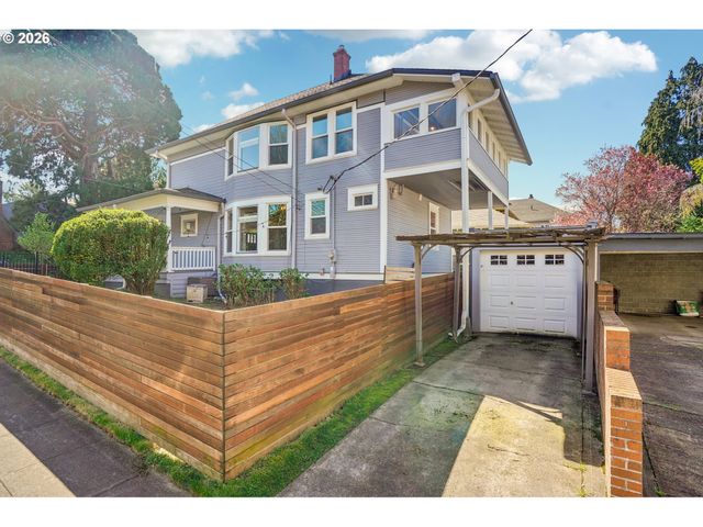 2451 Se YAMHILL St, Portland, OR 97214