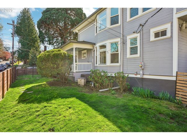 2451 Se YAMHILL St, Portland, OR 97214