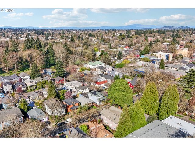2451 Se YAMHILL St, Portland, OR 97214