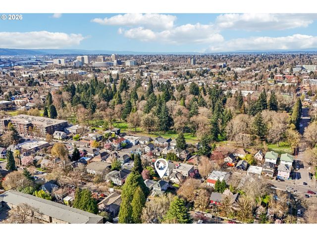 2451 Se YAMHILL St, Portland, OR 97214