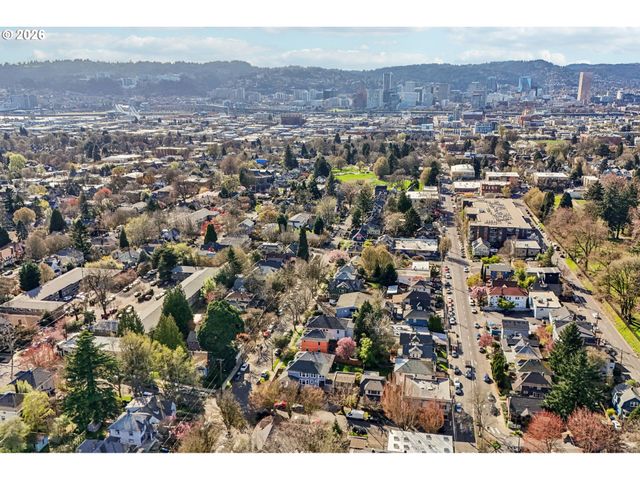 2451 Se YAMHILL St, Portland, OR 97214