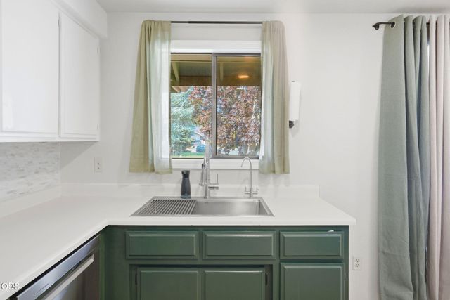 1045 Angler Lane, Grants Pass, OR 97527