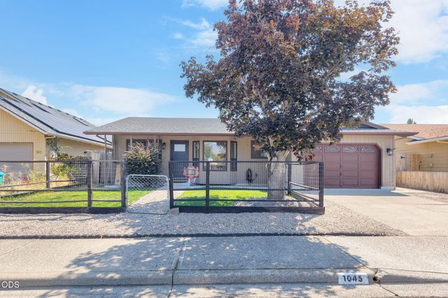 1045 Angler Lane, Grants Pass, OR 97527