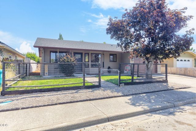 1045 Angler Lane, Grants Pass, OR 97527