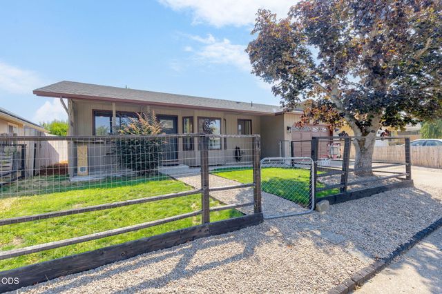 1045 Angler Lane, Grants Pass, OR 97527