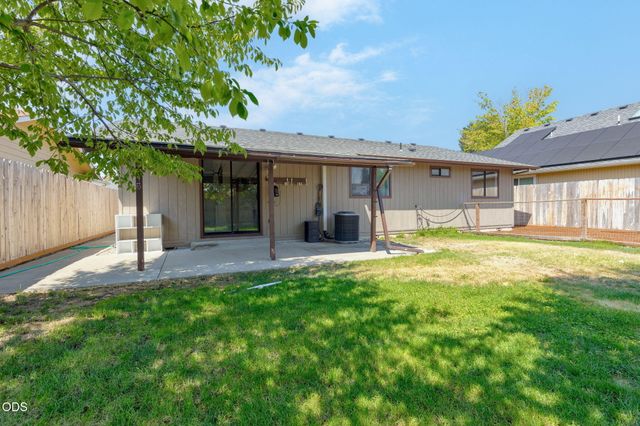 1045 Angler Lane, Grants Pass, OR 97527