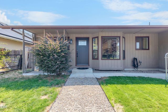 1045 Angler Lane, Grants Pass, OR 97527