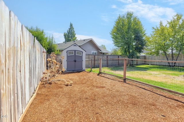 1045 Angler Lane, Grants Pass, OR 97527