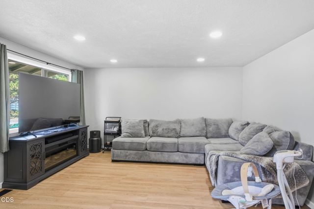 1045 Angler Lane, Grants Pass, OR 97527