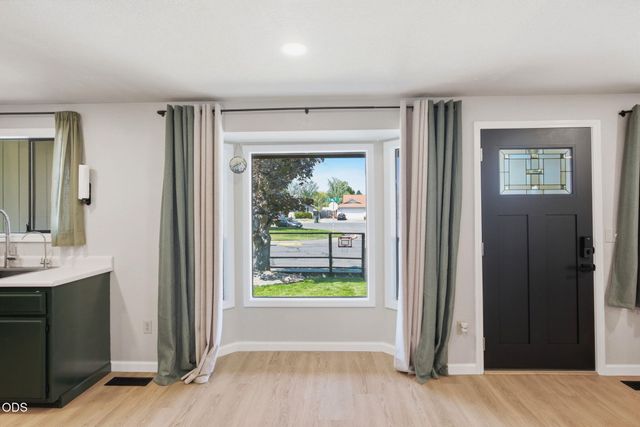 1045 Angler Lane, Grants Pass, OR 97527