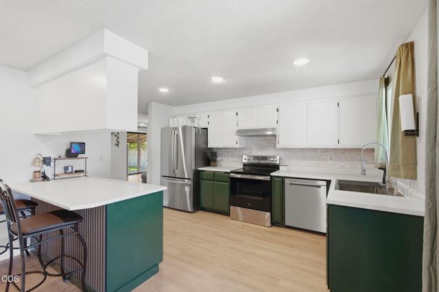 1045 Angler Lane, Grants Pass, OR 97527