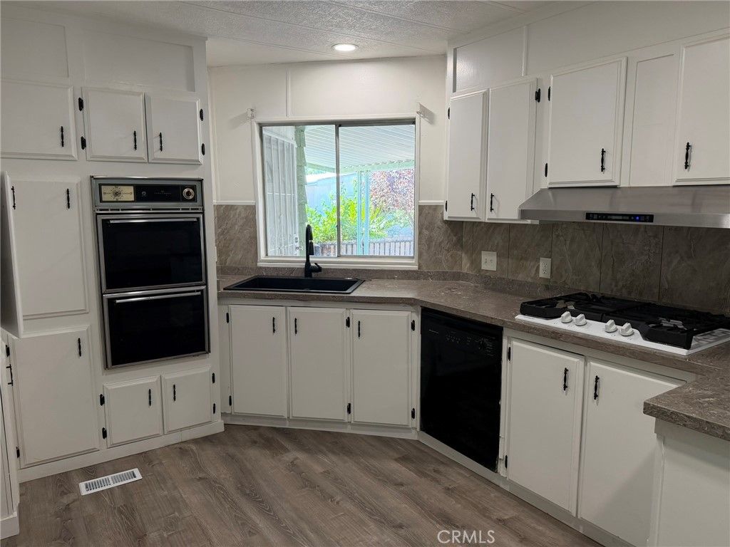 Image 11 of property listing at 3535 Stine, Bakersfield, CA 93309