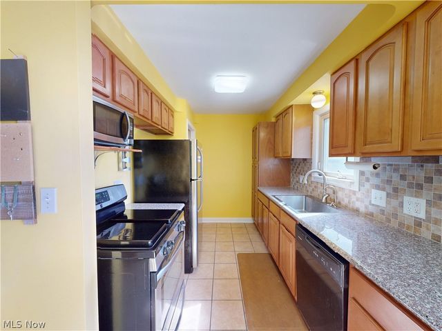 390 E 307th Street, Willowick, OH 44095