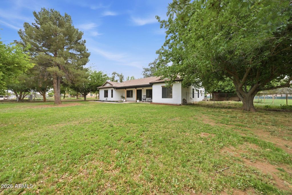 Image 5 of property listing at 1566 E PAINT HORSE Place, San Tan Valley, AZ 85140