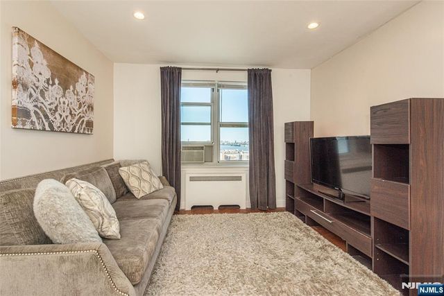 8700 Boulevard East 3D, North Bergen, NJ 07047