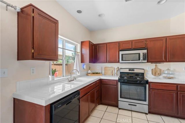 12768 Berrydale, Victorville, CA 92392