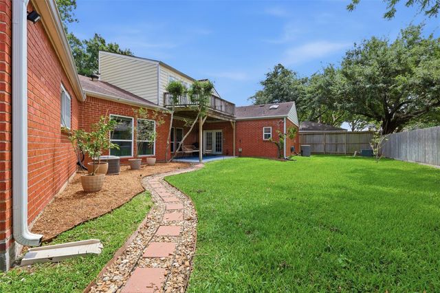 1022 Trapper Hill Drive, Houston, TX 77077
