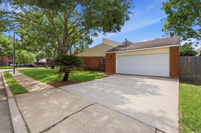 1022 Trapper Hill Drive, Houston, TX 77077