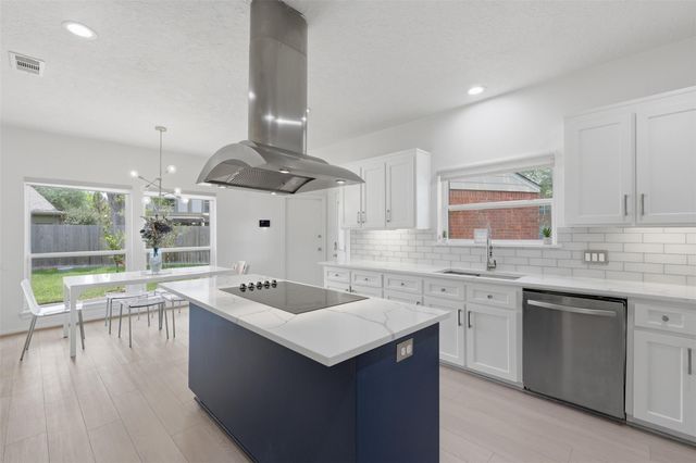 1022 Trapper Hill Drive, Houston, TX 77077