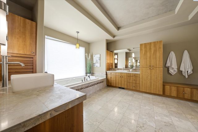 4604 Shoreline Court, Pasco, WA 99301